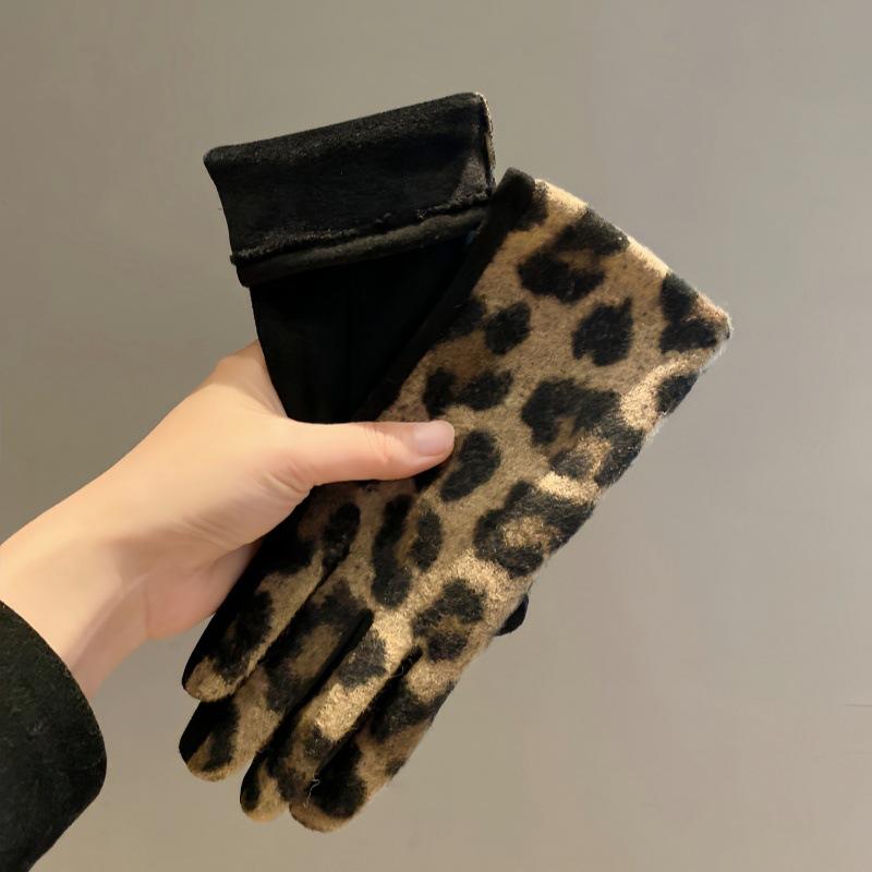 Leopard print suede gloves for cycling, keeping women warm and cold in winter, riding an electric bike, driving a windproof and plush motorcycle in winter